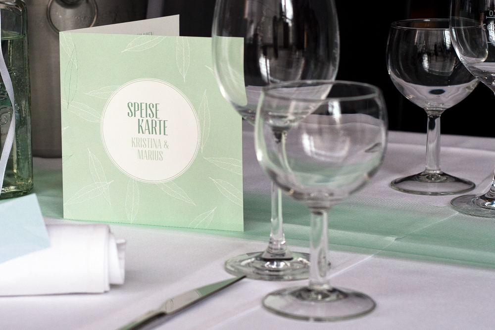 Design Hand in Hand Hochzeit konfettirausch Einladung Speisekarte