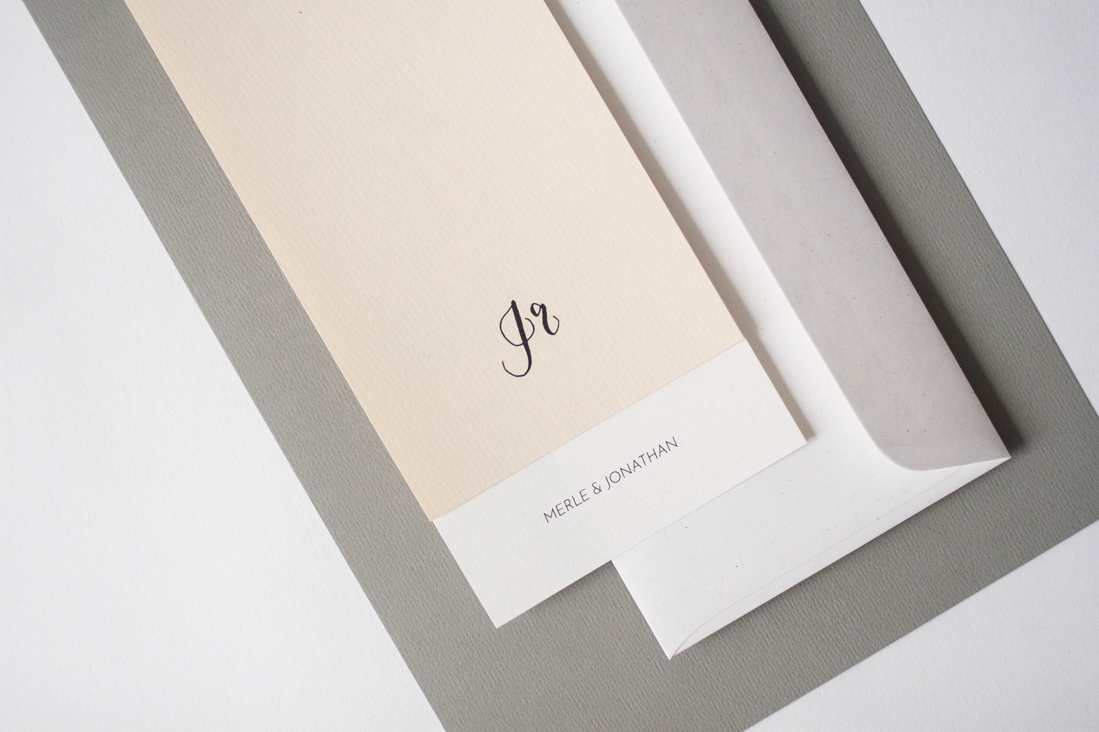Hochzeitspapeterie selbst machen: Minimalistische Save the Date Karte